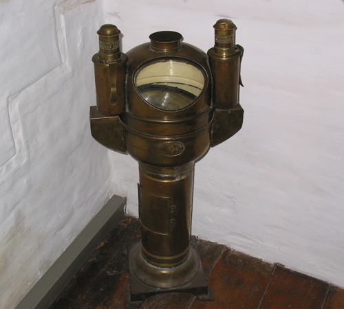 Kompas, staand messing standaardkompas, vervaardigd door Wilson & Gillie, North Shields