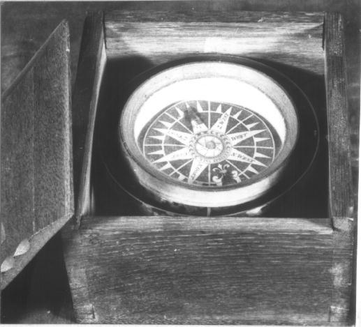 Kom-kompas in houten kist, cardanisch opgehangen in conusring. Eikehouten kist met schuifdeksel, gemerkt '1804 - 9. Leendert Valk',