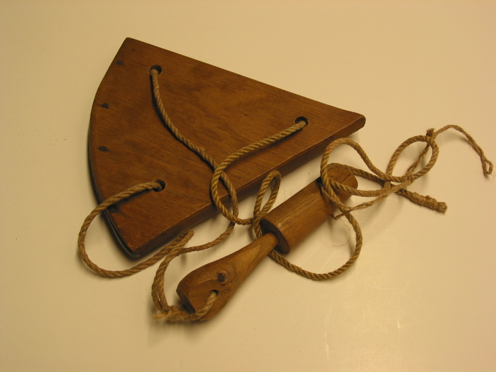 Logplankje met houten pin