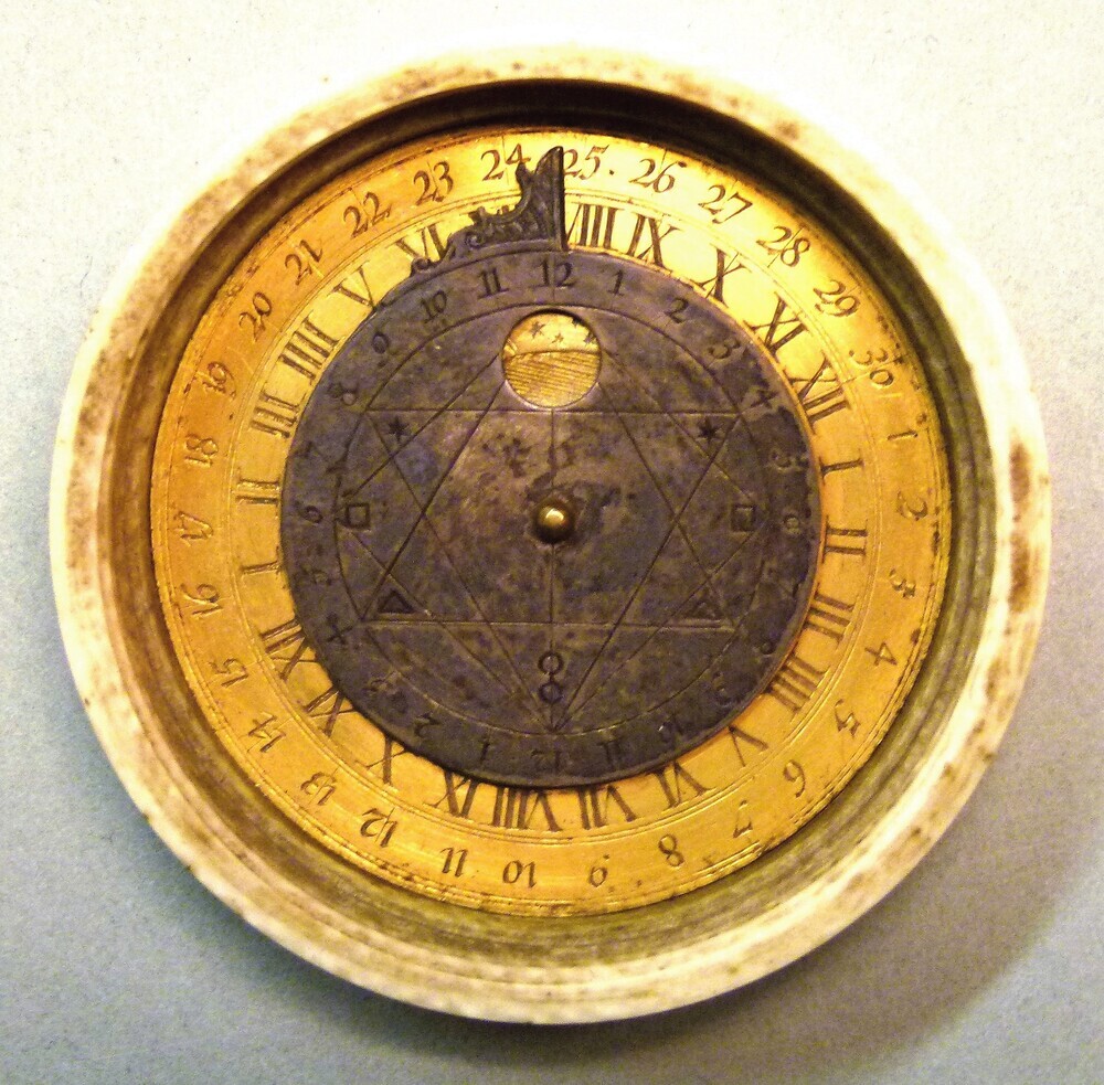 Nachtwijzer of nocturniaal, tevens zak-zonnewijzer van ivoor en zilver, vervaardigd door Gerardus Brand 1634