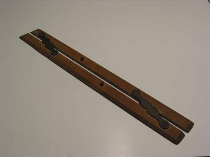 Pleischaal of parallellineaal met messing scharnieren