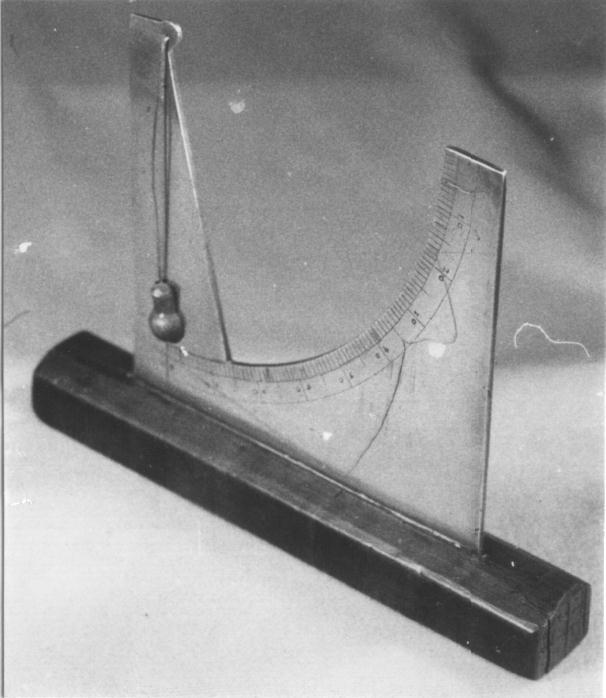 Kwadrant of Clinometer, 18e of 19e eeuw. Hiermee werd de elevatie (de hoek waaronder moet worden geschoten) bepaald.