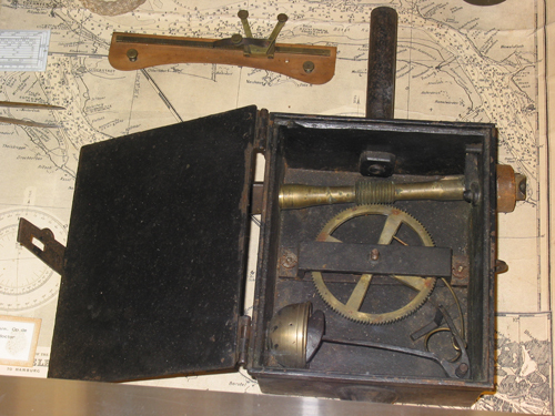 Loguurwerk in metalen kistje