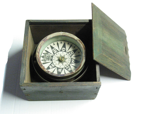 Kompas in ronde houten ketel, cardanisch opgehangen in een vierkante kist met schuifdeksel, begin 19e eeuw