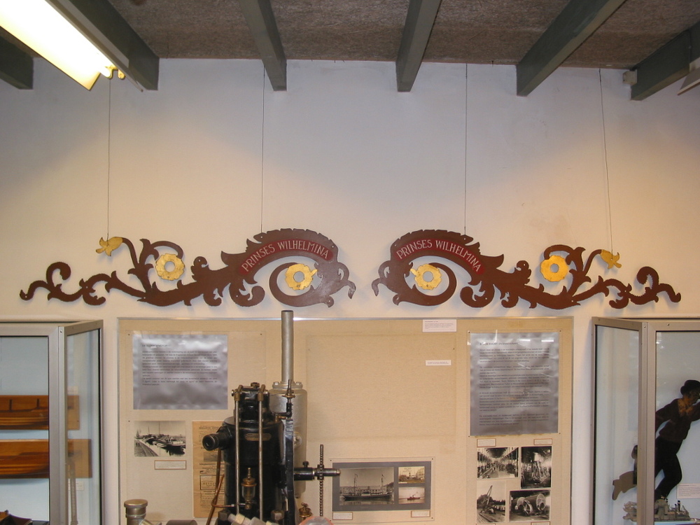 Plaatijzeren boegversiering van het vrachtstoombootje "Prinses Wilhelmina"