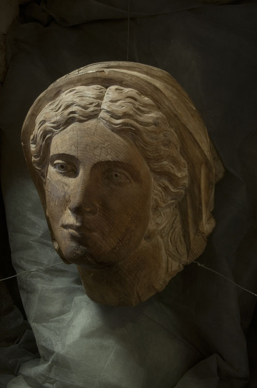 Schegbeeld van een vrouwenhoofd, houtsnijwerk.