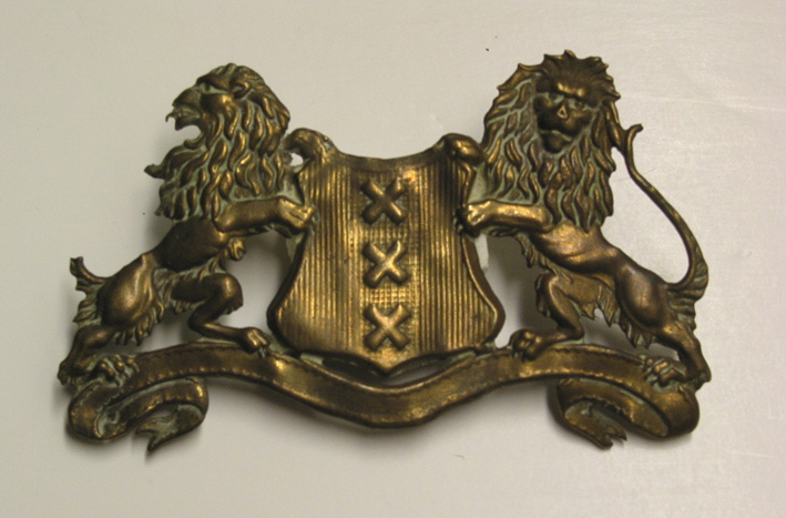 Koperen embleem met het wapen van Amsterdam