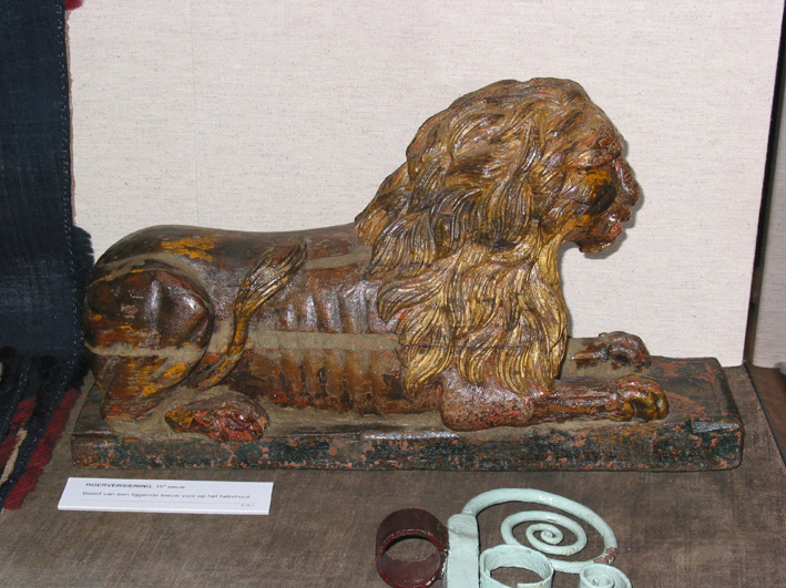 Beeld van een leeuw voor op het helmhout van het roer