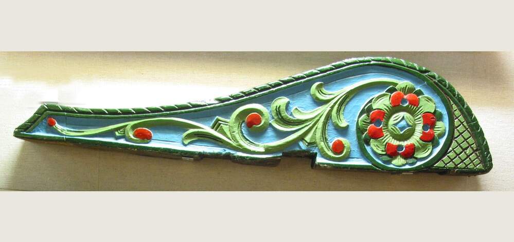 Roerklik met bloemversiering van plompebladeren