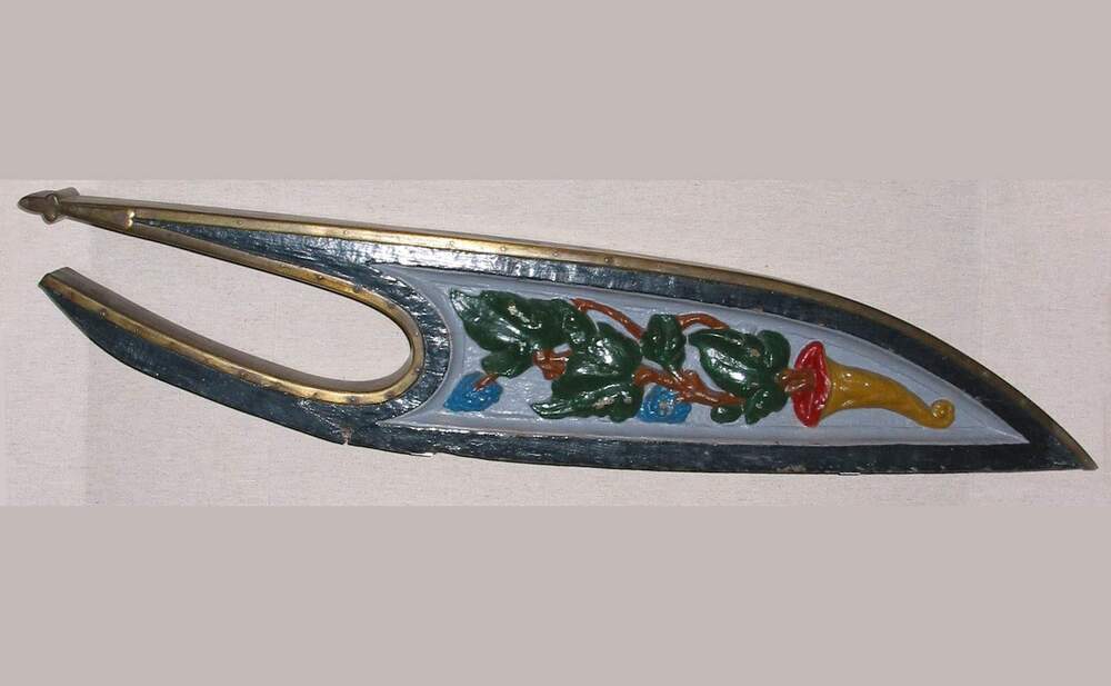 Roerversiering met hoorn des overvloeds waaruit druiventrossen groeien