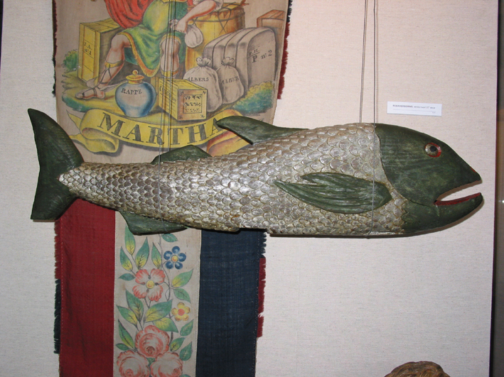 Roerversiering in de vorm van een vis.