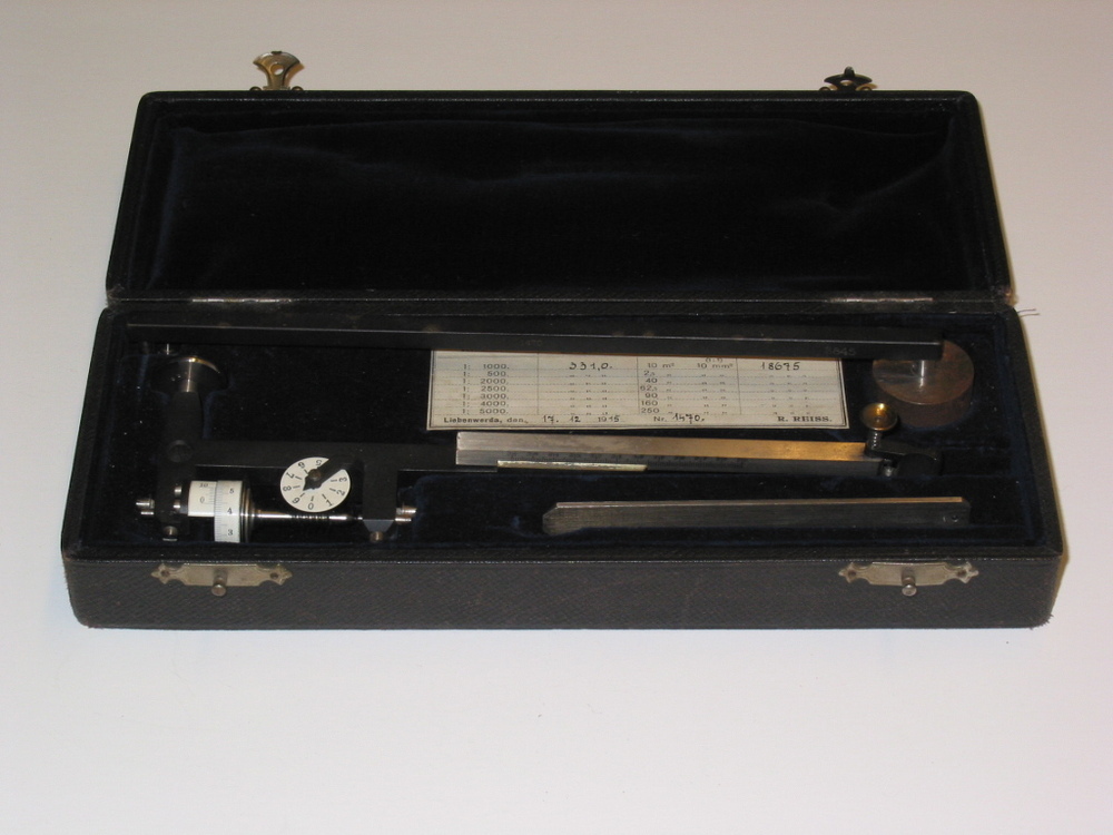 Planimeter in zwart houten kistje.