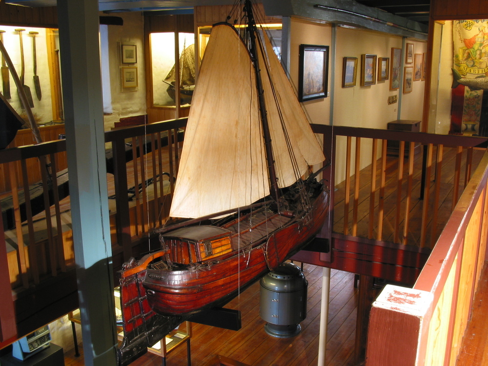 Model van de roeftjalk "Vink" (echte naam was "Jantina"). Heeft tot 2002 jarenlang gestaan in Café Walker aan de Meeuwerderweg te Groningen