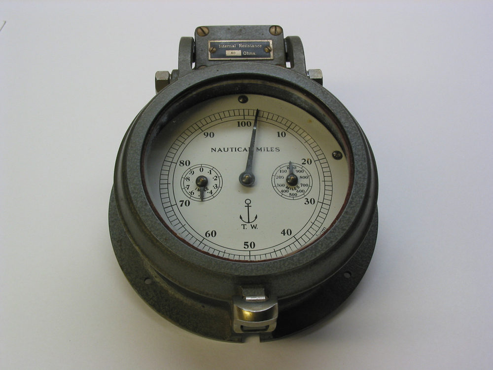 Electrische logklok met weergave in nautische mijlen, vervaardigd door Thomas. Walker & Son Ltd. Birmingham, serienr. AG 2132.