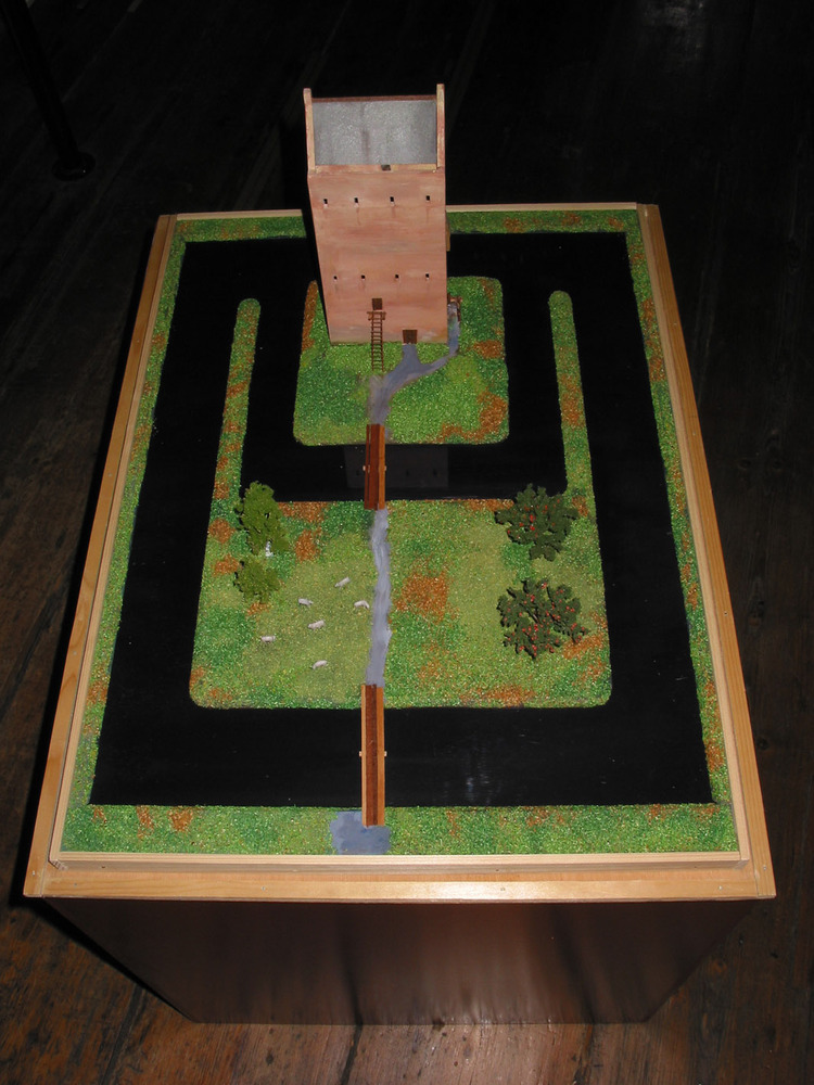 Maquette van een middeleeuws steenhuis, voorstellend een gebouw uit circa 1400.