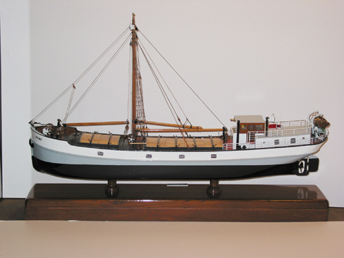 Scheepsmodel van de kustvaarder "Hebe", vervaardigd door S.H. Swiersema