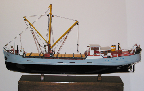 Scheepsmodel van kustvaarder "Rika", vervaardigd door J.H. Swiersema
