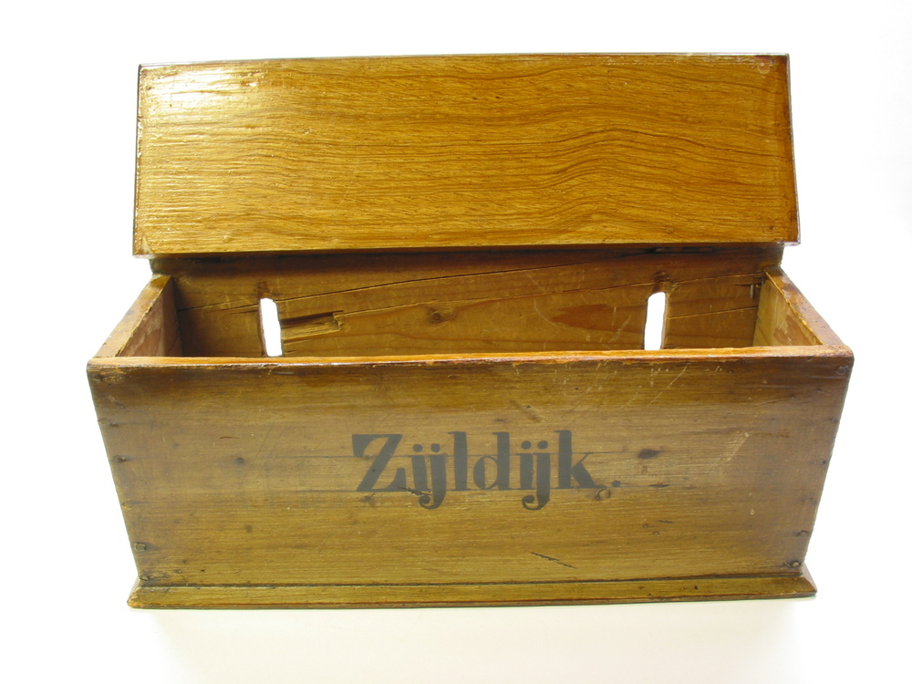 Vrachtbrievenkist Zijldijk uit het Loppesummer veerhuis aan het Binnen-Damsterdiep te Groningen.