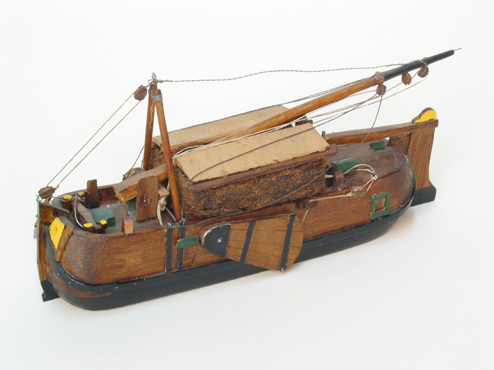 Blokmodel van een Overijsselse praam met deklast turf