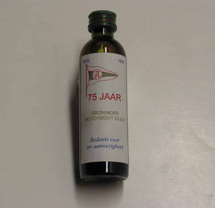 Miniatuur flesje Beerenburg uitgegeven ter gelegenheid van het 75 jarig jubileum van de Groninger Motorbootclub in 1997