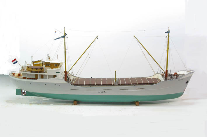 Model van de kustvaarder "Menje. Meppel", vervaardigd door Hendrik Klinkenberg , ca. 1950.