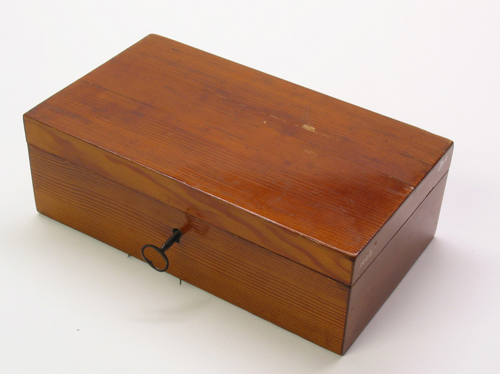 Houten kistje, volgens overlevering afkomstig van de mast van het marinevaartuig no. 2 van commandant Lt. ter Zee J.C.J. van Speyk.