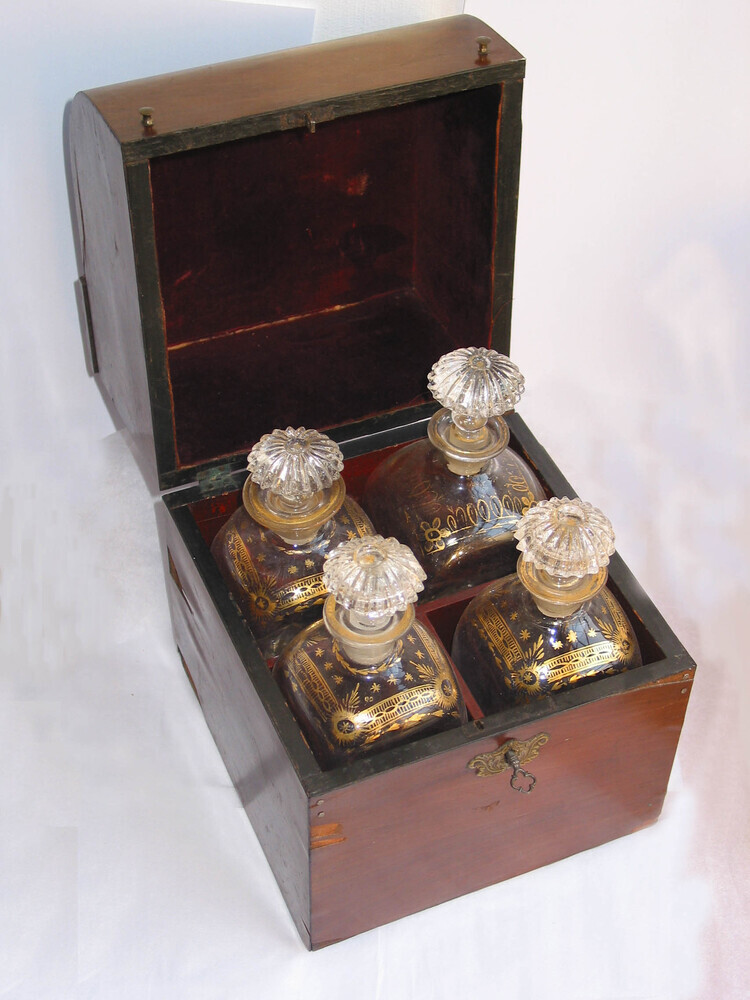 Drankkistje met vier glazen karaffen voor gebruik aan boord, 19e eeuw.