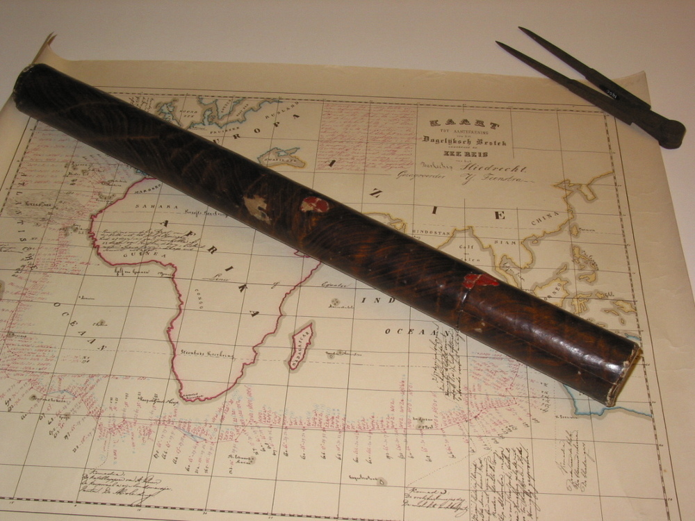 Documentenkoker met routekaart waarop aantekeningen staan betreffende de dagelijkse positie van het schip "Sliedrecht"van kapitein Y. Feenstra.