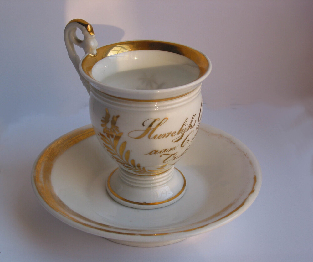 Kop en schotel van porselein met opschrift: "Huwelijks Gedachtenis aan C.H. Botje Oud 25 jaar 1847"