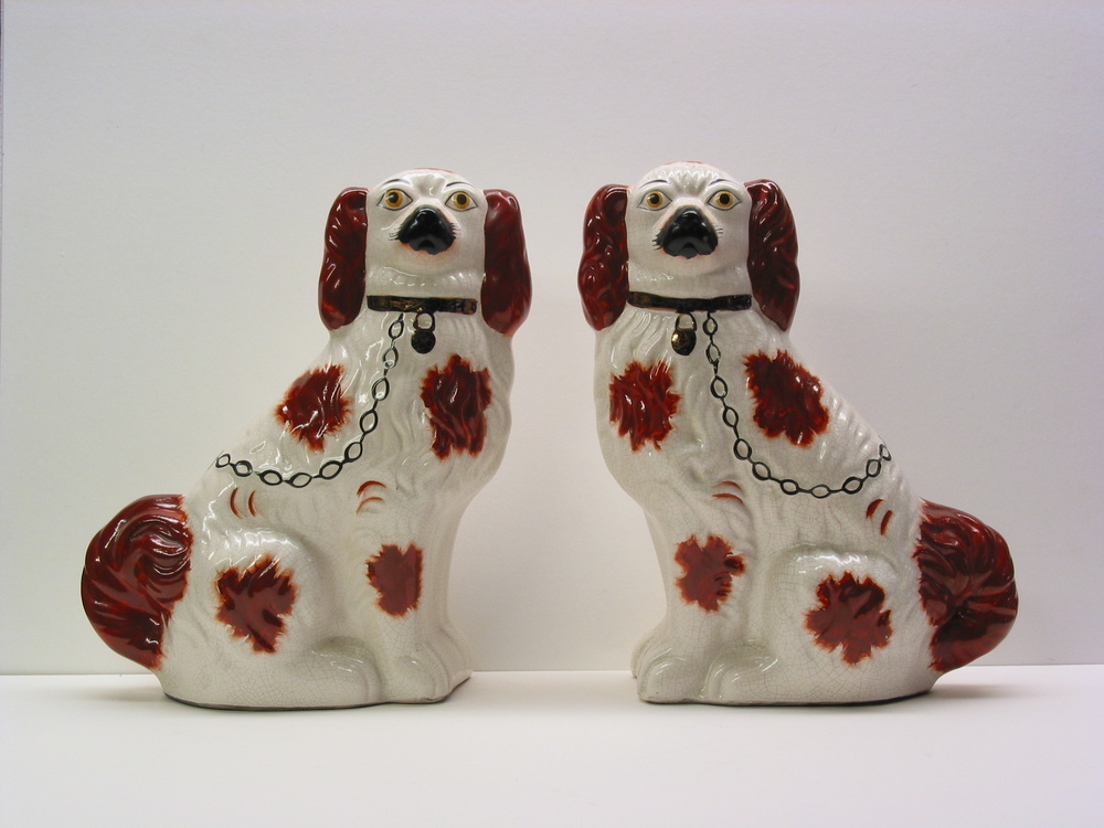 Eén stel schoorsteenmantelhondjes, ook wel 'hoerehondjes' genoemd, van Engels porselein, ca. 1900