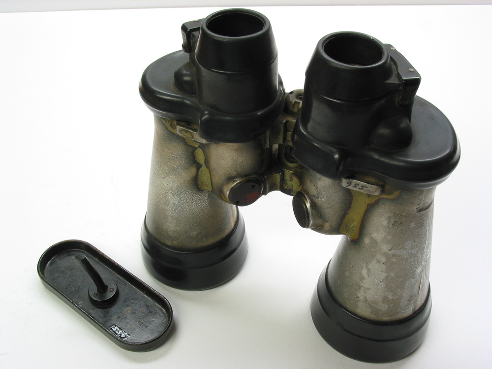 Verrekijker of meer specifiek een prismakijker, afkomstig van de Duitse Kriegsmarine vóór 1945,  verworven door kapitein M.Veen van de kustvaarder 'Erebus' en op dit schip gebruikt.