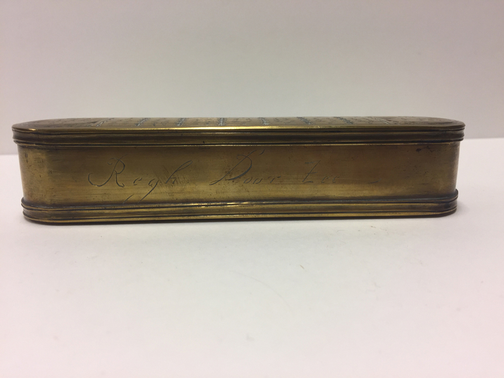 Holm tabaksdoos, geelkoper. Tabaksdoos van Pieter Holm, Amsterdam, 18e eeuw. Op de voorzijde een eeuwigdurende kalender en afbeeldingen van Julius Caesar en Paus Gregorius en op de achterzijde een zeemeter en een afbeelding van Amerigo Vespucci.