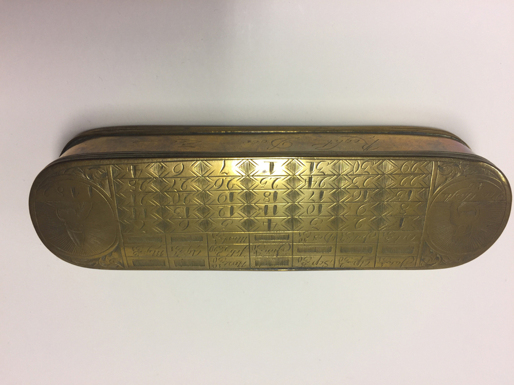 Holm tabaksdoos, geelkoper. Tabaksdoos van Pieter Holm, Amsterdam, 18e eeuw. Op de voorzijde een eeuwigdurende kalender en afbeeldingen van Julius Caesar en Paus Gregorius en op de achterzijde een zeemeter en een afbeelding van Amerigo Vespucci.