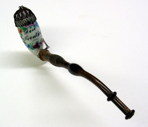 Hollands hangpijpje, porseleinen kop met opschrift "Leve Drenthe"