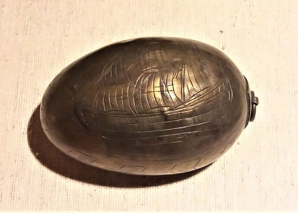 Eivormige tabaksdoos met afbeelding van een schip, 17e eeuw