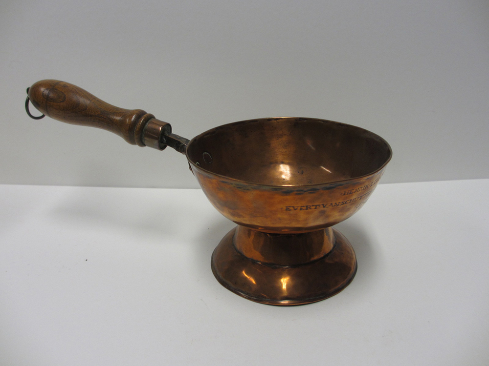 Pijpcomfoor van een timmerlieden- en metselaarsgilde met de opschriften: Henrik Leurink / Evert van Schutterop / Henrik Hageman / Wessel Rensen-, en gedateerd 27 mei 1724.