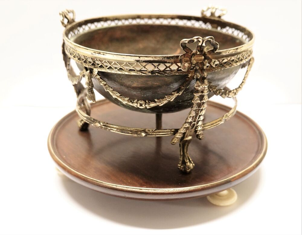 Zilveren pijp- of vuurkomfoor met koperen binnenzijde op mahoniehouten basement, vervaardigd door H. Friese, 1760/61