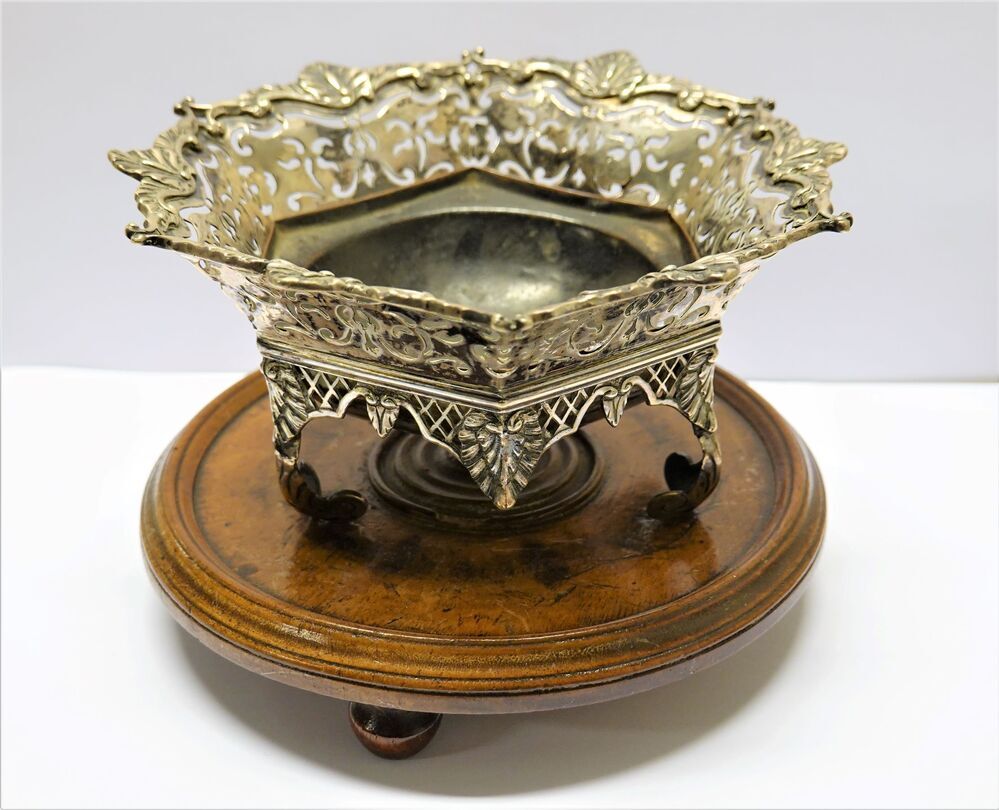 Zilveren pijp- of vuurcomfoor met koperen binnenzijde, door H.W. van Giffen, op mahoniehouten basement met zilveren bies, 1817