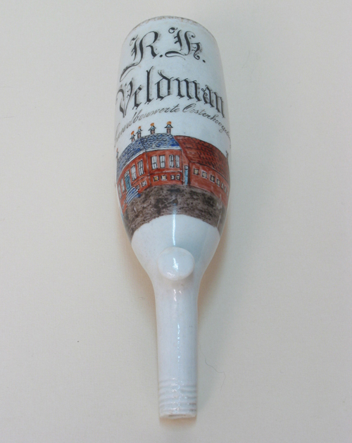 Porseleinen pijpenkop met opschrift: ‘R.H. Veldman, landbouwer te Oosterhogebrug’.