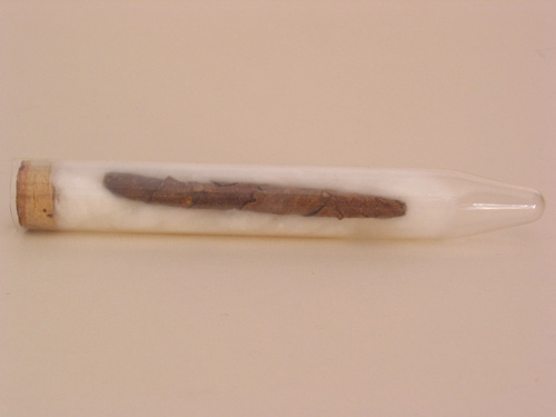 Sigaartje van. P. Mees in glazen buisje, het eerste sigaartje in Groningen gemaakt.