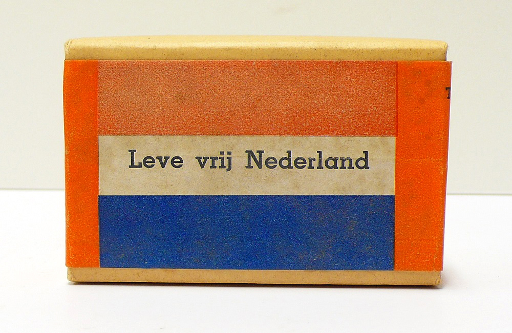 Tabakspak met opschrift "Leve vrij Nederland". 50 gr. tabak geproduceerd door Theodorus Niemeyer