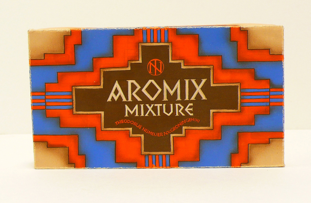 Deksel van een doosje met het originele ontwerp van Aromix mixture van Theodorus Niemeyer. In de kleuren bruin/rood/blauw