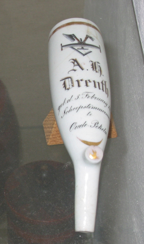 Porseleinen pijpenkop met opschrift: A.G. Drenth, Scheepstimmerman te Oude Pekela 5 februari 1831.