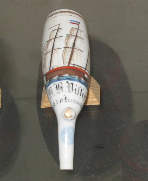 Porseleinen pijpenkop met schip en opschrift: G.G. Visser geb. 12 jan. 1840.