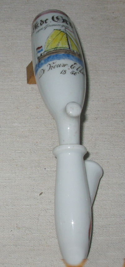 Porseleinen pijpenkop. A.H. de Groot met schip