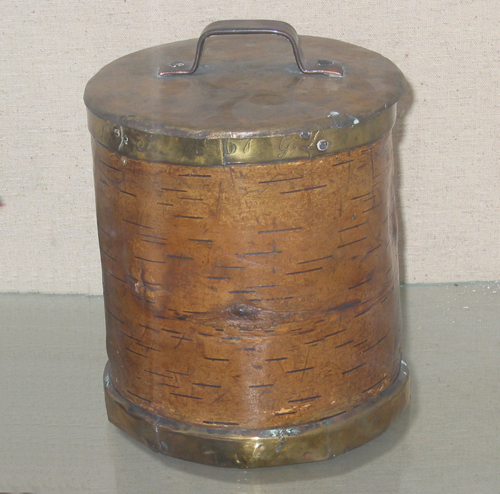 Russische Toejas met koperen deksel en houten binnendeksel, koperen banden en opschrift ‘M.J.P. 1867 G.L.N.’