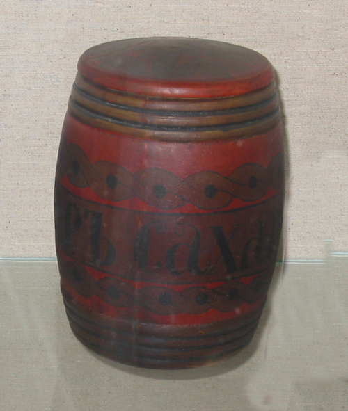 Riga tabakspot met opschrift en briefje ‘meegenomen uit Rusland door K. Drok, kapitein van een Groningse kustvaarder.