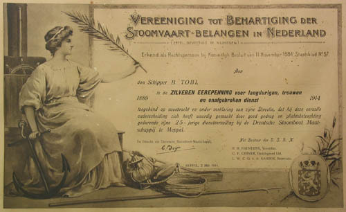 Oorkonde, behorende bij de zilveren erepenning uitgereikt door de Drentsche Stoomboot Maatschappij wegens 25 jaar trouwe dienst aan Bert Marinus Tobi, schipper op de barge 'Veenhuizen', 1914
