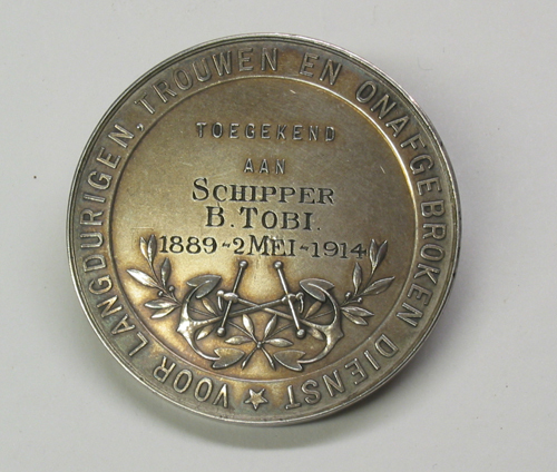 Erepenning toegekend aan Bert Marinus Tobi, schipper van de barge 'Veenhuizen' wegens 25 jaar trouwe dienst, door de Ver. tot Beh. der Stoomvaartbelangen in Ned. namens de Drentsche Stoomboot Maatschappij, 1914.