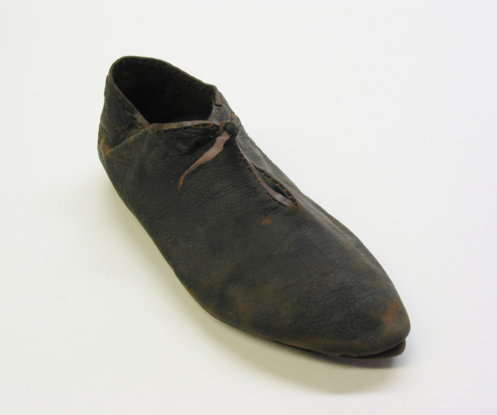 Leren schoen uit de Middeleeuwen, voorzien van veter.